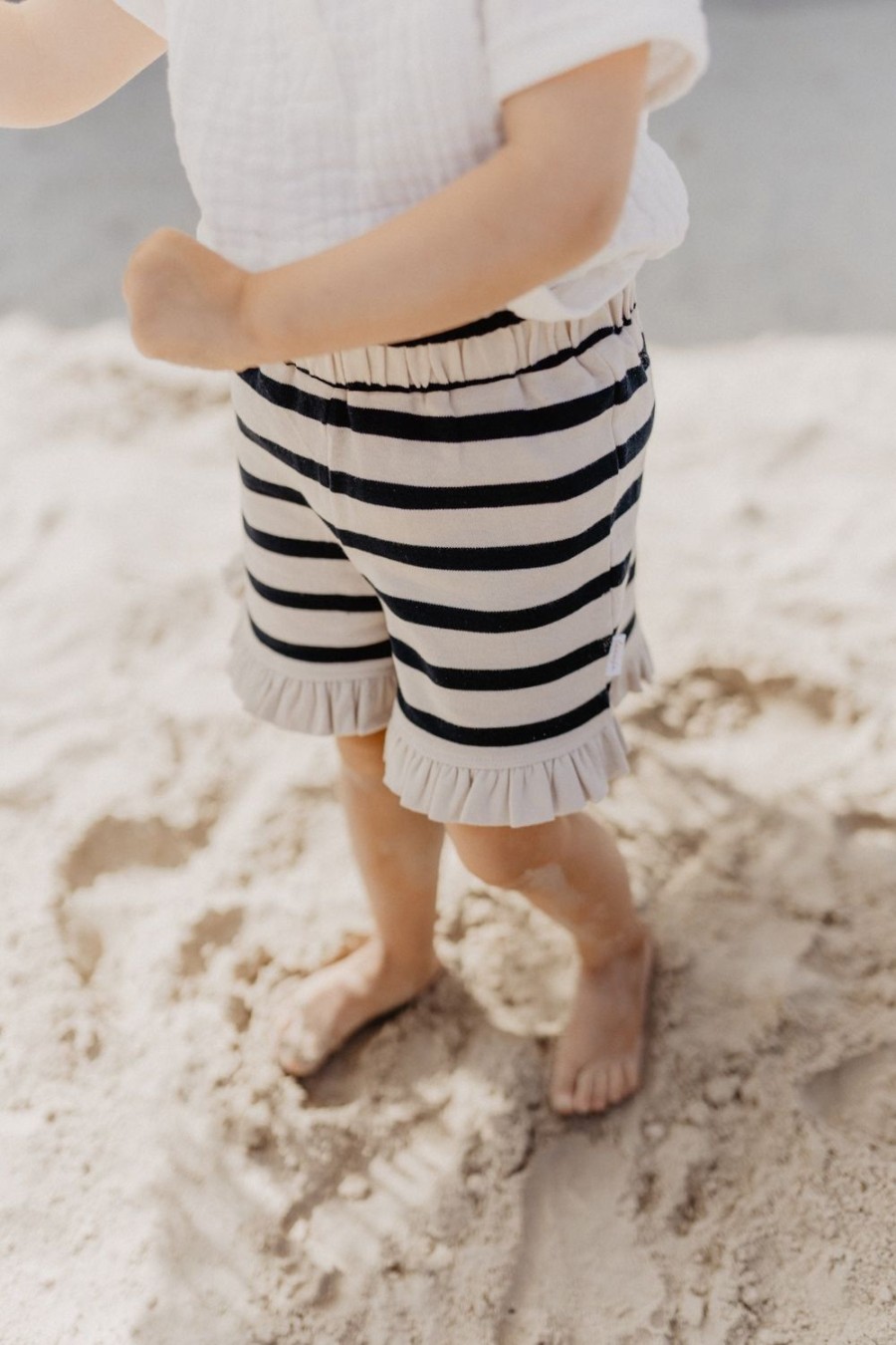 leevje Rocke & Shorts | Shorts Mit Ruschensaum 'Navy Stripes'